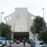 Costruita nel 1970 a Carrassi, in zona �Contrada Padreterno�, Santa Maria Maddalena � conosciuta da tutti i baresi come la �chiesa di Goldrake�. Qui infatti le forme ipermoderne si fanno cos� astratte da apparire quasi �aliene�